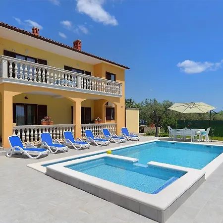 Holiday home Mit Privatpool Fuer 16 Personen Ca 190 Qm In Vodnjan, Istrien Istrische Riviera *